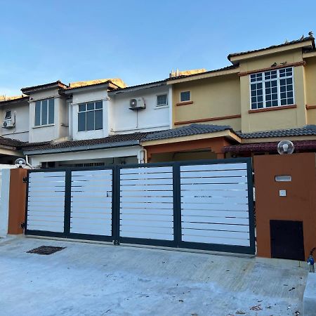 D'Lestari Homestay Seri Kembangan Exterior foto